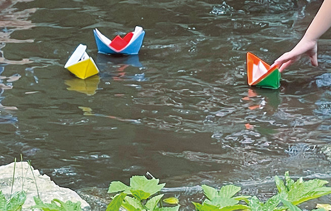 Papierboote schwimmen lassen